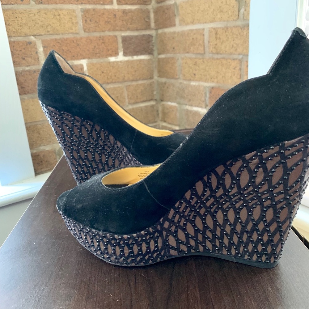 Black wedges
